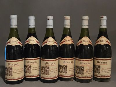 six bouteilles de vin sont alignées sur une table