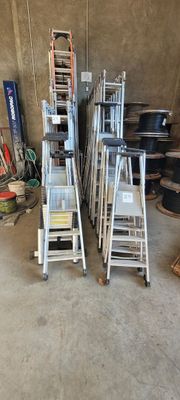plusieurs échelles empilées dans une pièce