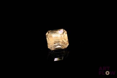 gros plan d'un diamant jaune sur une surface noire