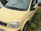 une voiture jaune garée dans l'herbe