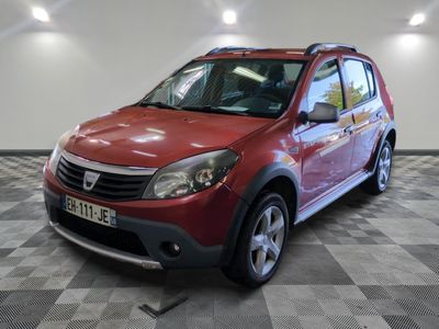 la photo d'une voiture rouge garée dans un garage