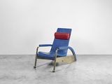 un fauteuil à bascule bleu et rouge dans une pièce blanche