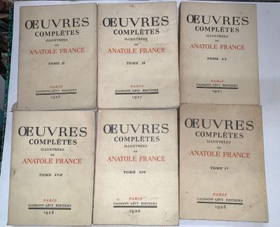 six vieux livres français posés sur une table, dont l'un est posé sur l'autre