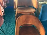 plusieurs chaises sont alignées dans une pièce
