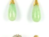 trois paires de boucles d'oreilles en jade et en saphir