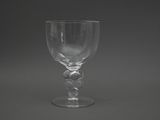un verre à vin posé sur une table