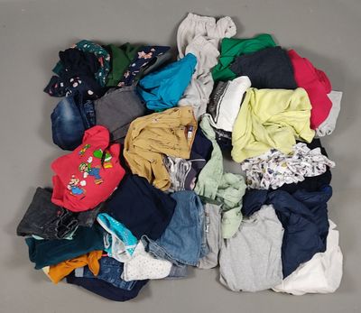 Fripe et vêtements d'occasion : Un ensemble d'environ 50 vêt…