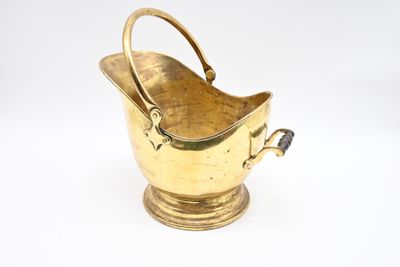 une saucière ancienne en laiton avec une poignée et une poignée