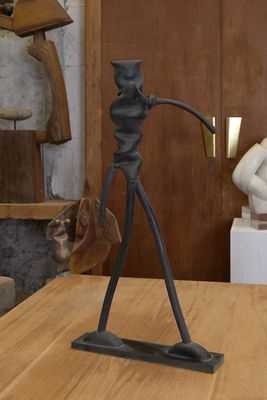 une statue représentant un homme tenant une batte de baseball posée sur une table