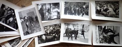 de nombreuses photos en noir et blanc de personnes posées sur une table