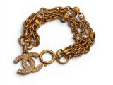 un bracelet en chaîne d'or orné d'un pendentif en forme de lustre