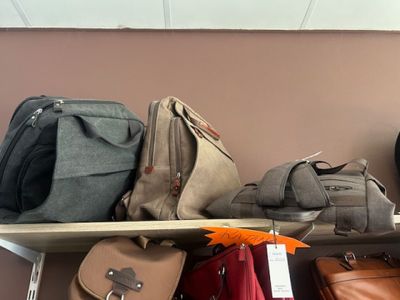de nombreux sacs et sacs à main sur une étagère dans un magasin