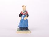 une figurine de femme en robe bleue