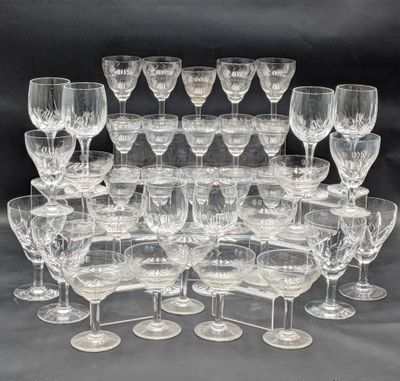 un grand nombre de verres à vin posés sur une table