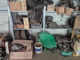 un garage avec une étagère remplie d'objets et d'outils en tout genre