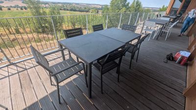 une table et des chaises sur le balcon d'une maison