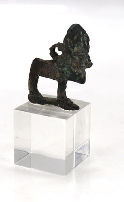 EGYPTE ANTIQUE - Taureau miniature en bronze à patine rouge …