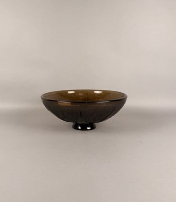 bol marron avec un fond noir sur fond blanc