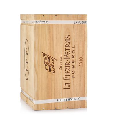 La boîte en bois contient une bouteille de vin et un verre de vin.