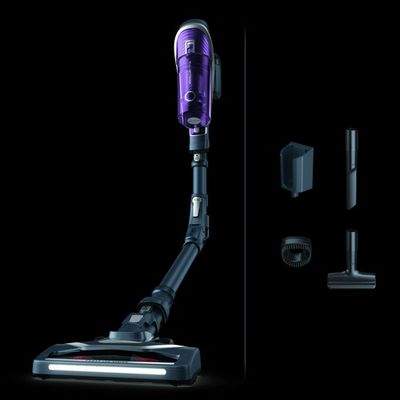 un gros plan d'un aspirateur violet sur fond noir