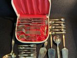 un coffret contenant de l'argenterie sur une table