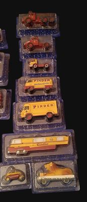de nombreux modèles différents de petites voitures dans des boîtes en plastique