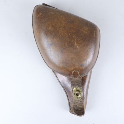un étui en cuir marron orné d'un bouton en laiton