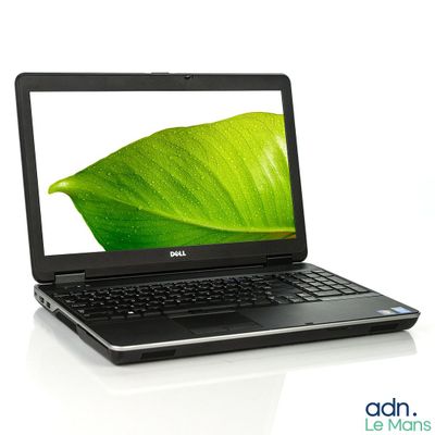 ordinateur portable Dell avec une feuille verte à l'écran