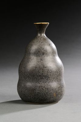 un vase gris posé sur une table