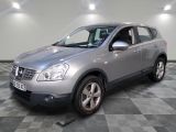 La Nissan RAV argentée est garée sur un sol en carrelage à damier.