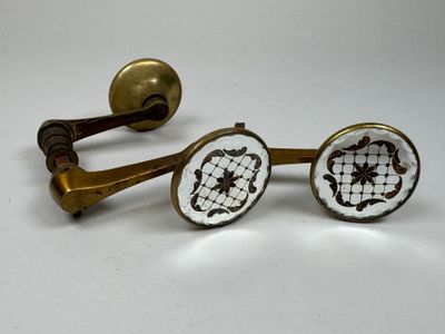 paire de boutons de manchette anciens en laiton, ornés de motifs blancs et noirs