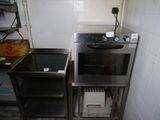 une cuisine avec un évier et une cuisinière