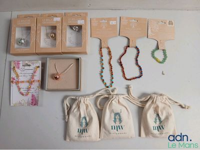un grand nombre d'objets posés sur une table