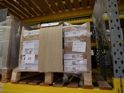 une palette remplie de palettes sur lesquelles sont posées des cartons
