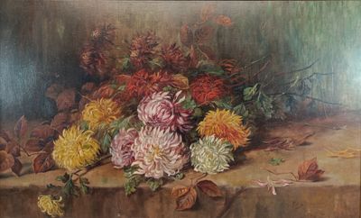 un tableau représentant des fleurs posées sur une table recouverte de feuilles