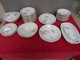 de nombreuses assiettes et bols posés sur une nappe rouge