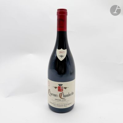 une bouteille de vin posée sur une table