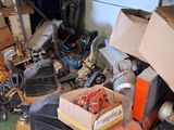 un tas d'objets divers éparpillés sur le sol d'un garage