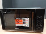 un micro-ondes posé sur une table, avec une étiquette de prix dessus