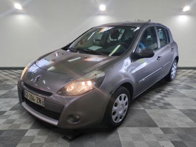 la photo d'une voiture argentée garée dans un garage
