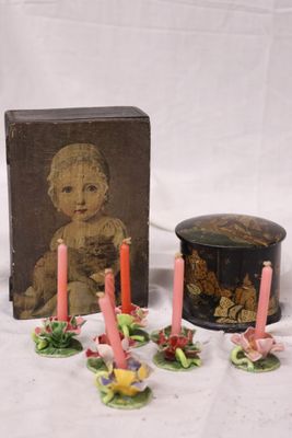 trois bougies et une boîte avec l'image d'un bébé