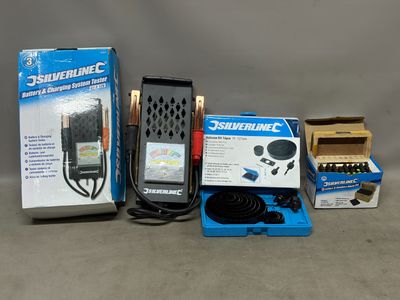 une boîte contenant un chargeur, un chargeur et une boîte sur laquelle est posé un chargeur