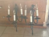 quatre bougies accrochées au mur les unes à côté des autres