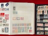 beaucoup de timbres sur les pages d'un livre
