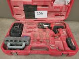 une caisse à outils rouge avec des outils sur le sol