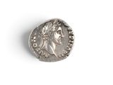 une pièce d'argent portant l'image d'un homme