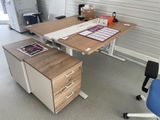 un bureau avec un classeur et une chaise dans la pièce