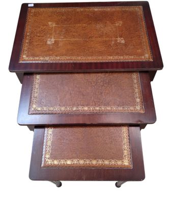 trois tables en bois avec des plateaux en cuir, montées sur roulettes, sur fond blanc