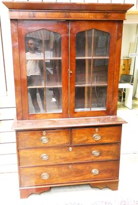une armoire en bois avec des portes vitrées et des tiroirs