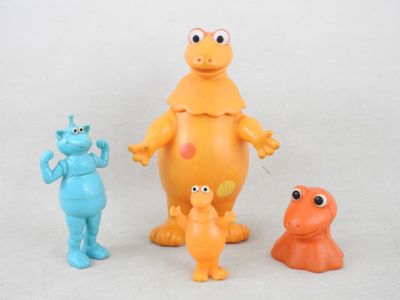trois figurines représentant le même personnage sur fond blanc